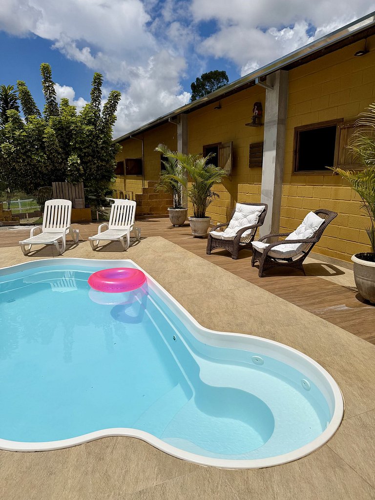 Experiência em celeiro com cavalos à porta