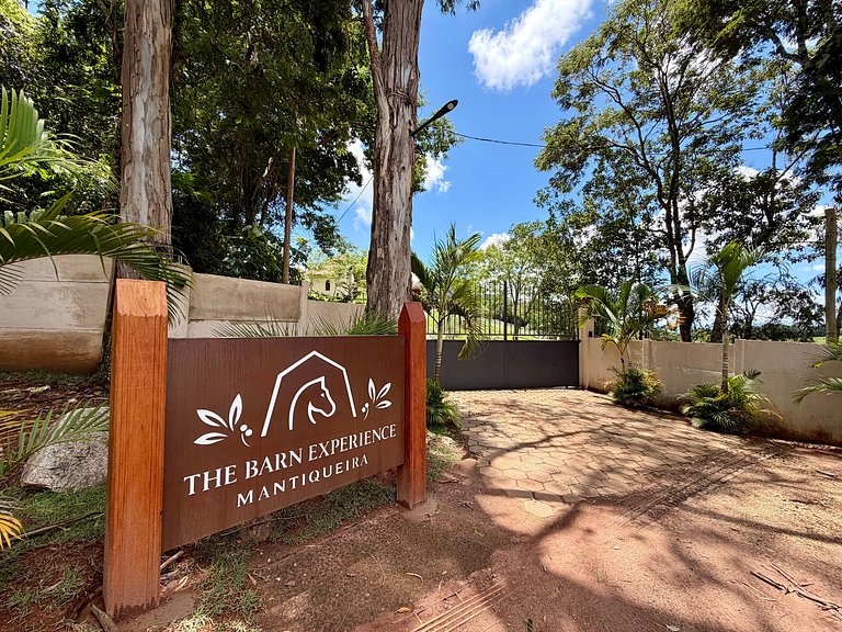 Experiência em celeiro com cavalos à porta