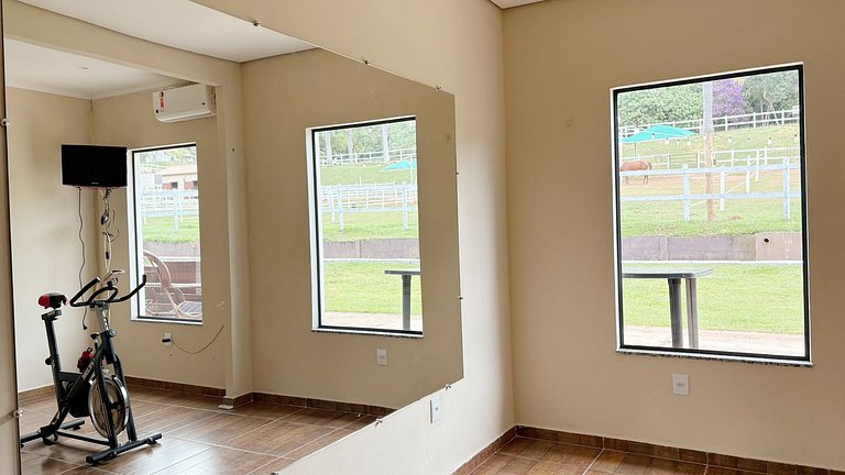 Experiência em celeiro com cavalos à porta